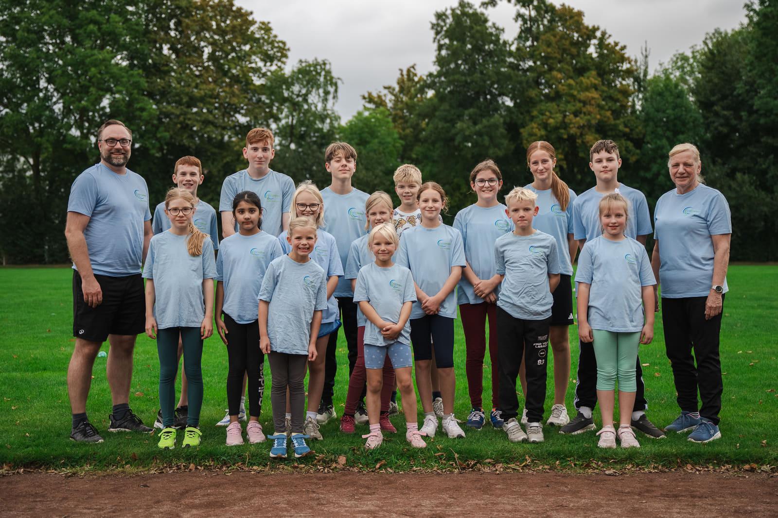 Mannschaftsfoto der Leichtathletik-Abteilung des GSV Geldern mit dem Trainerteam auf der Wiese