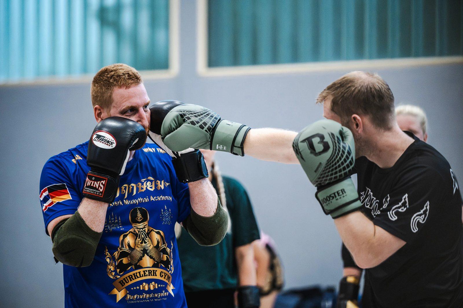 Zwei Sportler der Muay-Thai-Abteilung beim Sparring in der Halle
