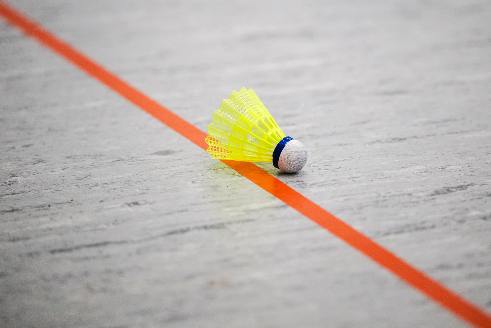 Federball auf dem Hallenboden vor der Aufschlaglinie