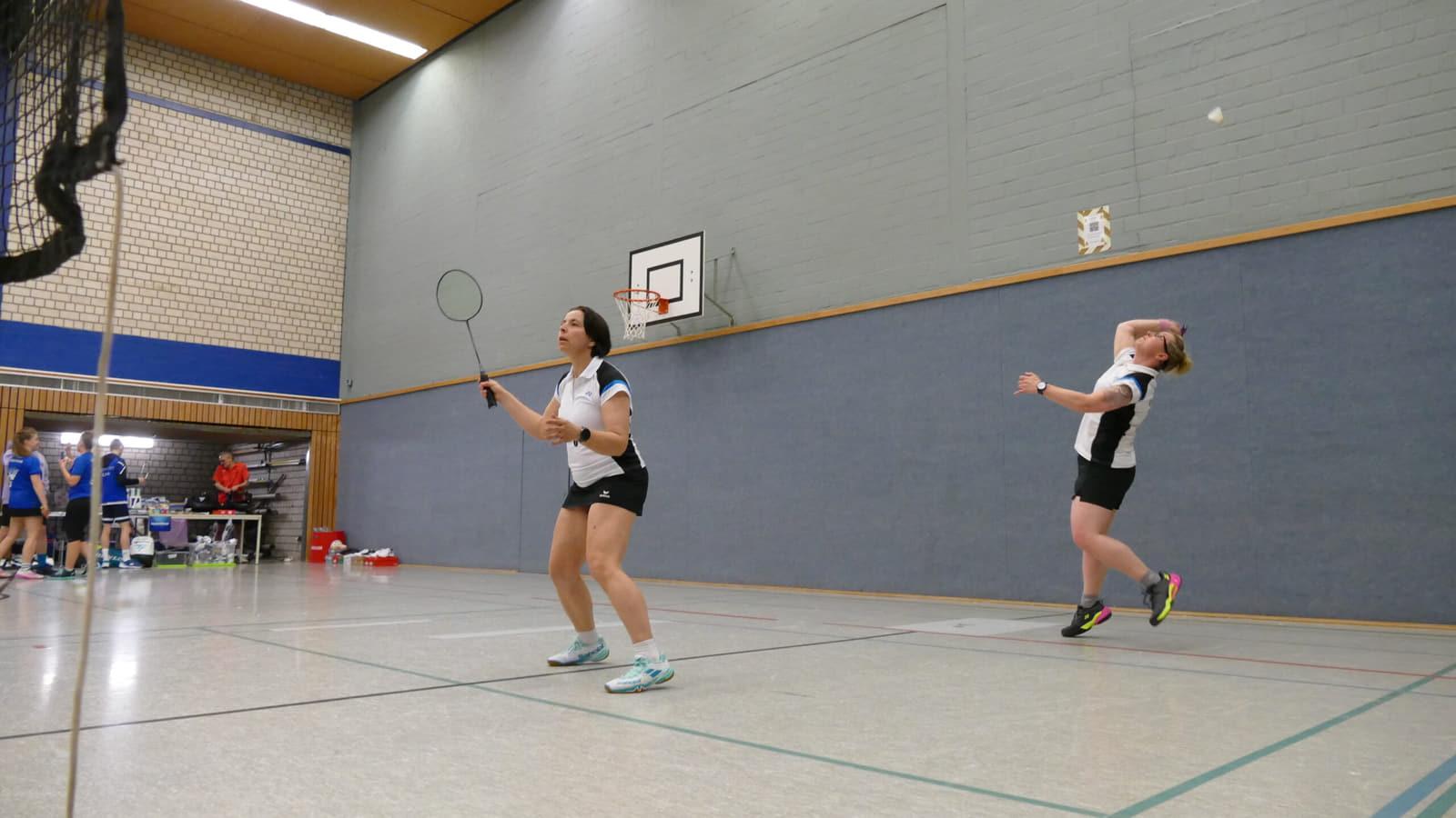 Spielerin des GSV Geldern im Ballwechsel beim Klever Schwanencup