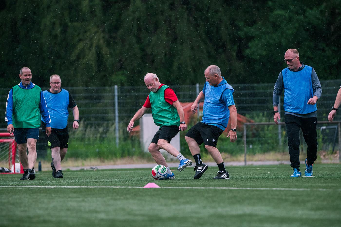 Walking-Football-Mannschaft des GSV Geldern im Spiel auf dem Rasen